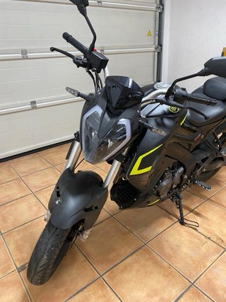 Moto 125cc Negra y Amarilla