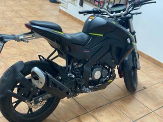 Moto 125cc Negra y Amarilla
