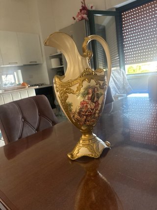 Vaso decorativo con scena romantica