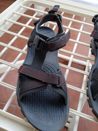 Sandalias deportivas negras y grises para hombre