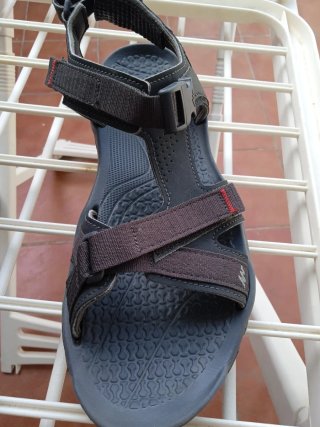 Sandalias deportivas negras y grises para hombre