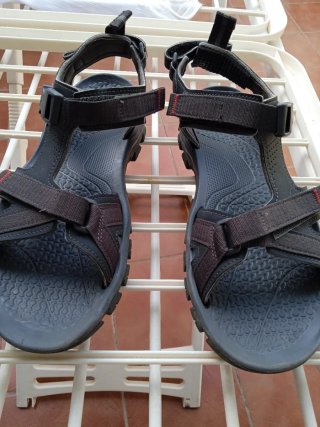 Sandalias deportivas negras y grises para hombre
