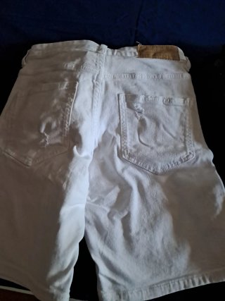 Vaquero blanco Cortos Bershka.