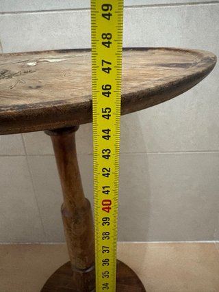Mesita auxiliar de madera con diseño