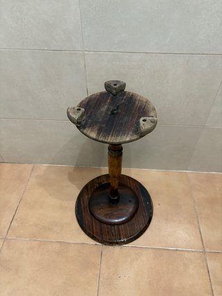 Mesita auxiliar de madera con diseño