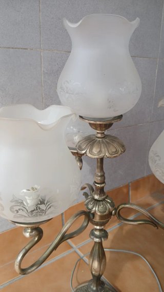 Elegante lámpara de mesa estilo candelabro