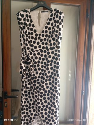 Vestido de lunares blanco y negro