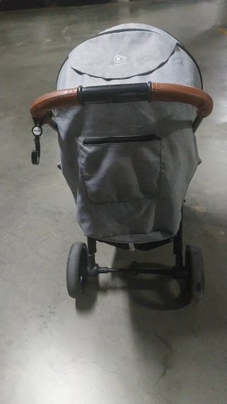 Carro de bebé gris y negro