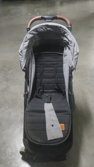 Carro de bebé gris y negro