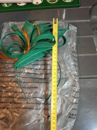 Tocado verde y naranja con plumas