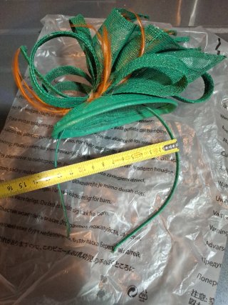 Tocado verde y naranja con plumas