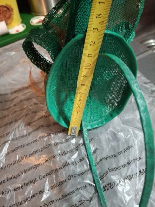 Tocado verde y naranja con plumas