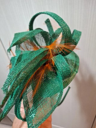 Tocado verde y naranja con plumas