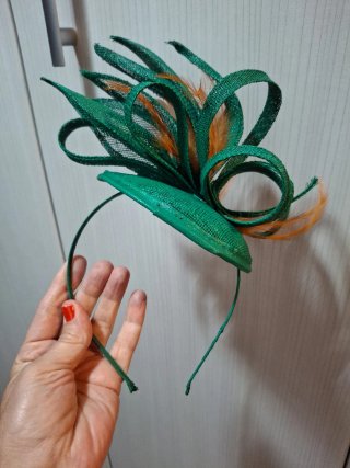 Tocado verde y naranja con plumas