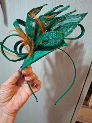 Tocado verde y naranja con plumas