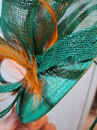 Tocado verde y naranja con plumas