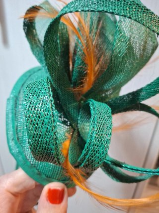 Tocado verde y naranja con plumas