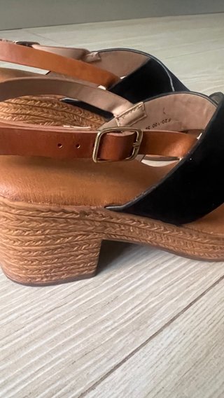 Sandalias negras y marrones
