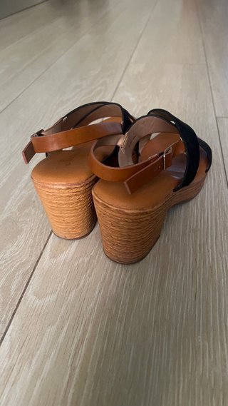 Sandalias negras y marrones