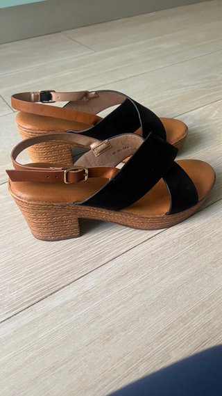 Sandalias negras y marrones