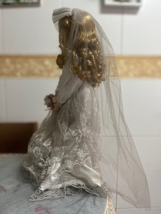 Muñeca de porcelana novia velo