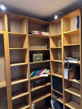 Estantería de madera con puertas de cristal