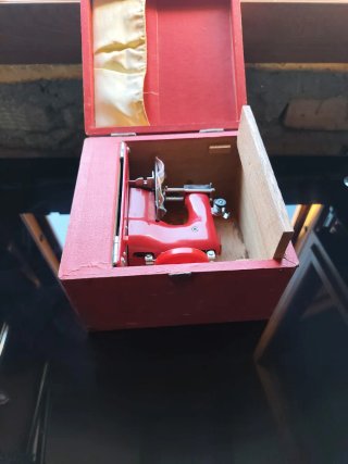 Máquina de coser antigua de juguete roja