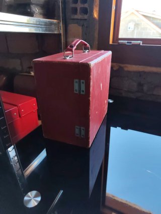 Máquina de coser antigua de juguete roja
