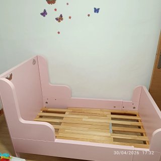 Cama infantil extensible rosa IKEA