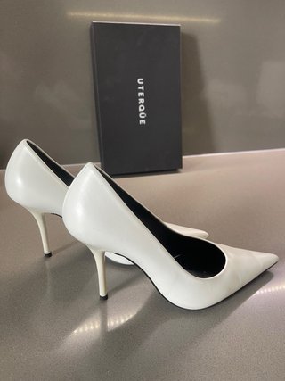 Zapatos de tacón Uterqüe piel blancos