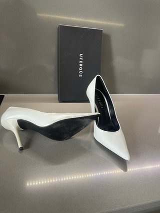 Zapatos de tacón Uterqüe piel blancos