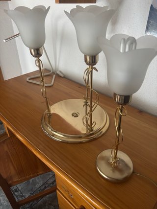 Lámpara de mesa dorada y blanca