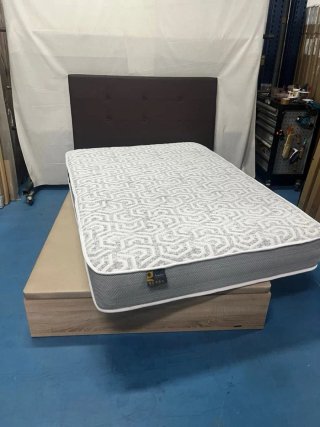 Lettini in tessuto e legno con materassi