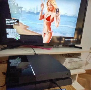 PS4 (PlayStation 4) Negra + GTA V Premium