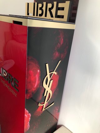 Estante YSL Libre Rojo y Dorado
