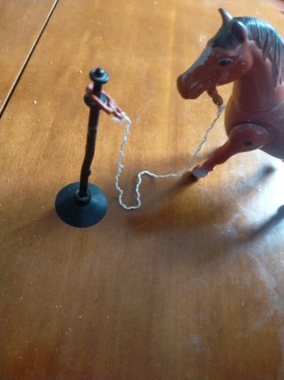 Caballo de juguete marrón a pilas