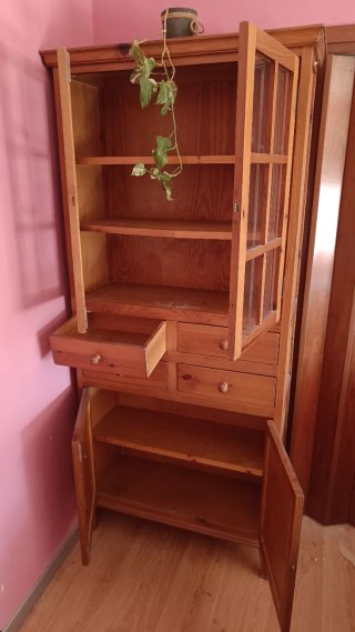 Vitrina de madera con puertas y cajones