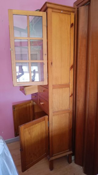 Vitrina de madera con puertas y cajones