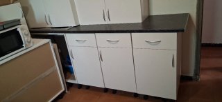 Mueble de cocina blanco y plateado