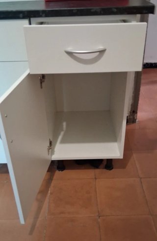 Mueble de cocina blanco y plateado