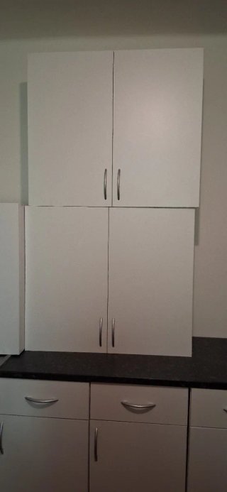 Mueble de cocina blanco y plateado