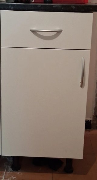 Mueble de cocina blanco y plateado