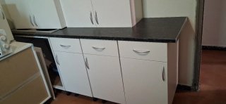 Mueble de cocina blanco y plateado