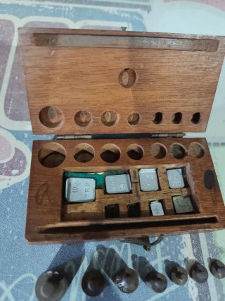 Caja de pesos antiguos de balanza taco
