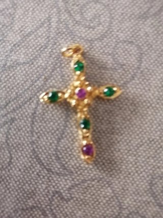 Cruz dorada con piedras verdes y moradas