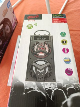 Altavoz Bluetooth Nuevo uno 10 € dos por 18€