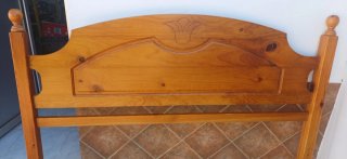 Cabecero de madera maciza junto a dos mesitas
