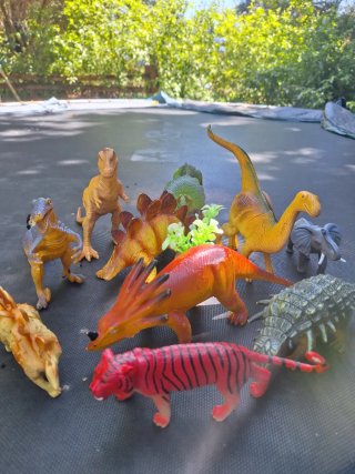 Lote de dinosaurios de juguete