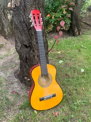 Mini guitarra española roja y amarilla