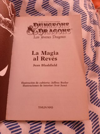Libro los jóvenes dragones , la magia al reves.